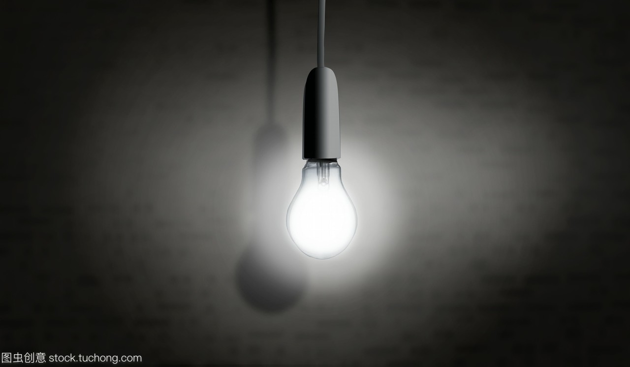 一個燈泡在黑暗中照明